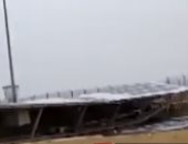 قارئ يشارك بفيديو لسقوط لافتة ضخمة بطريق المطار تسبب فى شلل مرورى