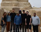 زاهى حواس يحكى عن التاريخ المصرى القديم لفنان أسكتلندى وعارضة أزياء