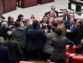 مشادة كلامية واشتباك داخل مجلس النواب التركى بسبب بيع مصنع الدبابات لقطر