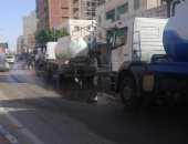 صور.. فرق طوارئ شركة مياه مطروح تزيل تجمعات مياه الأمطار بالشوارع 