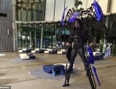 هيكل روبوتى يحول مرتدية إلى إنسان ضخم بطول 8 أقدام.. صور