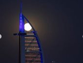 القمر يجاور برج العرب فى الإمارات .. صور جديدة لولى عهد دبى