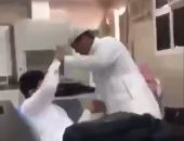 مزحة ثقيلة.. طالب سعودى يضرب زميله فى المدرسة وتعليم السعودية تفتح تحقيقا..فيديو