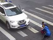 راجل.. طفل صينى ينتقم لأمه بعد أن صدمتهما سيارة.. فيديو