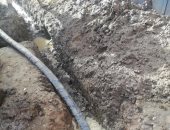 قارئ يشكو كسر ماسورة مياه أثناء تركيب كابل كهرباء بمركز أبو تشت محافظة قنا