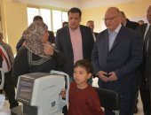 صور.. محافظ القاهرة يتفقد قافلة طبية بالأسمرات للكشف على أهالى الحى وأطفالهم 