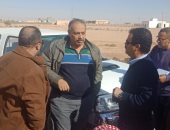 صور.. رئيس مدينة مرسى مطروح يتفقد قرية الحلازين ويستمع لمطالب الأهالى