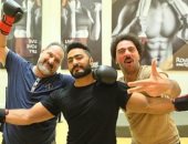 تامر حسني يتحول لملاكم مع خالد الصاوى قبل عرض فيلم "الفلوس" بإيام