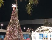 الأمل والسلام وأشجار الكريسماس وحلوى الميلاد تحيط مسرح شباب العالم