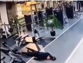 مصرع شاب صينى مخمور بعد سقوط الأوزان على جسمه أثناء تمرينه فى "الجيم".. فيديو