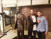 فيديو وصور.. شاب ينحت تمثالاً لمحمد رمضان ويصل له بعد عام ونصف بحث