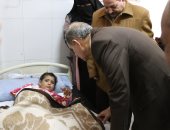 محافظ كفر الشيخ يزور  الطفلين "شروق وعبدالله" ضحايا التعذيب بالمستشفى 
