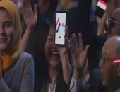 يابانية ترفع هاتفها بمنتدى شباب العالم توحد علم مصر واليابان