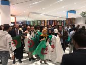 شباب العالم يلتقطون الصور بأعلام بلدانهم فى منتدى شرم الشيخ