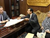 محافظ المنوفية يلتقى عدد من المواطنين لبحث الشكاوى