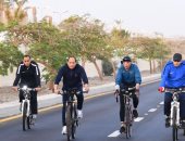 الرئيس السيسى يتفقد شوارع شرم الشيخ فجر اليوم فى جولة بالدراجة 