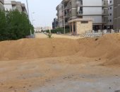 قارئة تشكو غلق البوابة الرئيسية لمدخل منزلها بالرمال فى حدائق أكتوبر