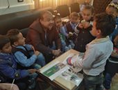 صور.. رئيس مدينة أرمنت يستقبل تلاميذ مدرسة رياض أطفال لتعريفهم آلية خدمة المواطنين