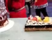 أسرة مسرحية الملك لير يحتفلون بعيد ميلاد مجدى كامل على المسرح.. فيديو