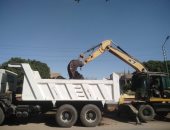 فيديو وصور.. رفع أكوام القمامة المتراكمة على ترعة السنط بمدخل قرية كوم أبو شيل بأبنوب