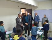 صور.. محافظ الإسماعيلية يتفقد المدرسة الدولية بالمجمع التعليمى للغات