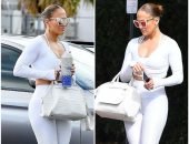 جنيفر لوبيز تستمتع بجولتها فى ميامى بملابس رياضية أنيقة .. صور