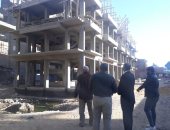 رئيس حى الدقى يتفقد أعمال تنفيذ مشروع الإسكان بمنطقه عشش شارع السودان