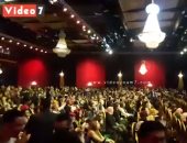 فيديو.. تصفيق على نغمات "حلوة بلادى" بمسرح منتدى شباب العالم