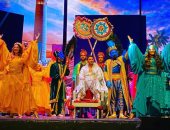 شاهد.. أول صورة من عرض مسرحية "علاء الدين" لـ أحمد عز