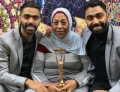 شاهد.. حسين الشحات يوزع "البلح" فى حفل إفطار عائلته