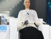 وائل السمرى يكتب: صوفيا هل تشعرين بالحزن؟..فى منتدى شباب العالم كانت صوفيا تتفرج علينا مثلما نتفرج عليها.. ترى ما الذى استرعى انتباهها فينا ولماذا كانت تنظر إلينا بتلك النظرة المنكسرة المليئة بالأسى؟