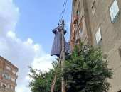 صور.. إعادة 3 أعمدة إنارة وأشجار بالقناطر الخيرية بعد سقوطها بسبب الطقس السيئ