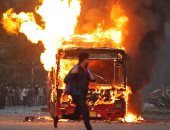 صور..احتجاجات الهند تتحول إلى حرب شوارع والمتظاهرين يضرمون النار بالسيارات