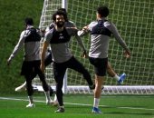 ليفربول يخوض مرانه الأول فى قطر بمشاركة محمد صلاح.. صور