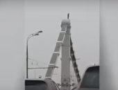 فيديو.. محاولة انتحار على جسر وسط موسكو ترصدها الكاميرات 