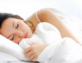 8 نصائح للعناية ببشرتك قبل النوم.. "هتصحى وشك منور" 