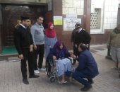 "التدخل السريع" ينقذ عجوز من الشارع وينقلها لمستشفى لتلقى العلاج اللازم