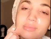 فيديو.. فتاة أمريكية تكاد تنزع جلد وجهها لإزالة "ماسك" تجميل