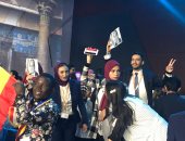 صور.. الشباب يرفعون صور الرئيس السيسي فى حفل ختام منتدى شباب العالم