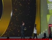 السيسي يرافق أول طيارة بدون ذراعين لمقعدها بعد تكريمها بمنتدى شباب العالم