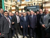 صور.. وزير التنمية المحلية ومحافظ القاهرة فى جولة بالأتوبيس الكهربائى 