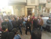 صور.. المئات يشيعون جثمان شقيقة مرتضى منصور بقرية بشالوش فى الدقهلية