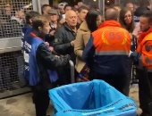 فتح أبواب كامب نو..وتجريد المشجعين من لافتات استقلال كتالونيا..فيديو