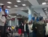 شاهد.. شاب مصرى يعزف داخل مطار شرم الشيخ للترفيه عن الركاب