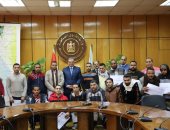 وزير القوى العاملة يسلم 18 عامل عقود للعمل بدولة خليجية