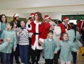 نجوى كرم بزي بابا نويل توزع هدايا على أطفال جمعية خيرية بلبنان.. فيديو وصور 