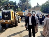 حى الدقى يزيل الإشغالات بشارع التحرير وكوبرى الخشب.. صور