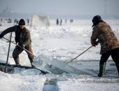 العمل مقتبس من Frozen 2.. عمال يقطعون ثلوج بحيرة صينية .. اعرف مرتباتهم