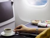 محكمة العدل الأوروبية تقضى بتعويض راكبة سقطت عليها القهوة فى الطائرة 