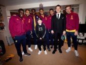 تريزيجيه والمحمدى يقدمان هدايا الكريسماس للأطفال مع نجوم استون فيلا.. فيديو وصور